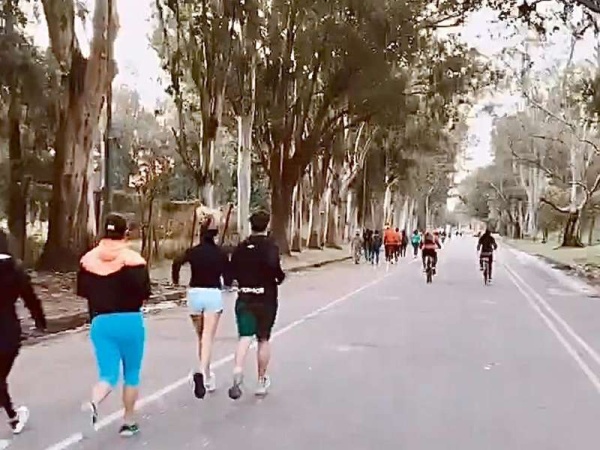 Está prohibido en La Plata pero nadie lo controla: el Bosque se llenó de runners
