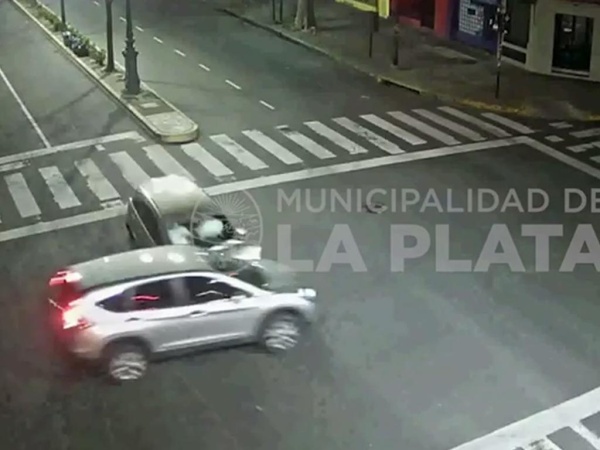 Video: irresponsable en La Plata cruzó en rojo, chocó a otro auto e hirió a una mujer y tres menores