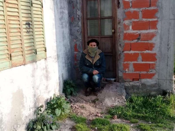 Le prestaron una casa en La Plata, no puede conseguir empleo y ahora lo quieren echar: &quot;No quiero vivir en la calle&quot;