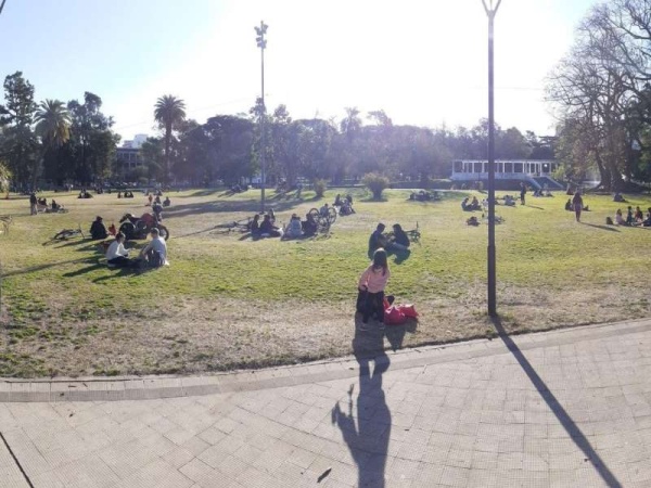 En el Parque Saavedra de La Plata la gente se junta sin siquiera usar tapabocas