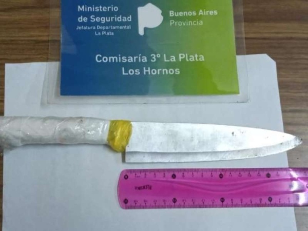 En Los Hornos una chica de 14 años asaltó a una mujer y le dio un puntazo 