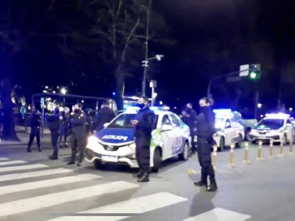 Sirenas y bombos: fuerte reclamo de la policía bonaerense por mejoras salariales en La Plata