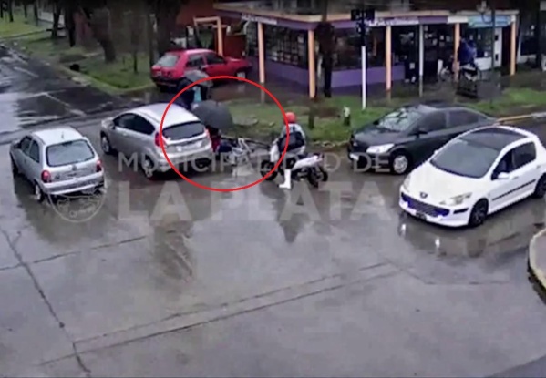 Increíble accidente en cámara lenta en La Plata: así chocaron un auto y una bicicleta