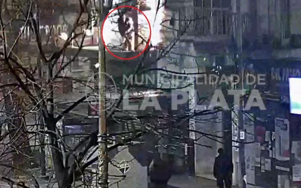 Sorprendieron infraganti a un grafitero en pleno centro de La Plata: le costó bajarse del techo