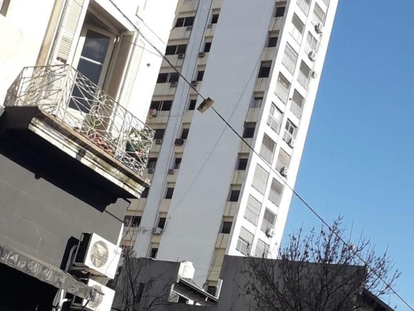 Un peligroso tronco de 3 kg cuelga de un cable en pleno centro platense: &quot;Es cuestión de tiempo para que lastime a alguien&quot;