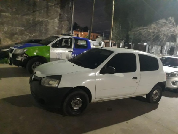 Un auto blanco &quot;merodeaba&quot; un barrio de La Plata y descubrieron que fue robado en Quilmes