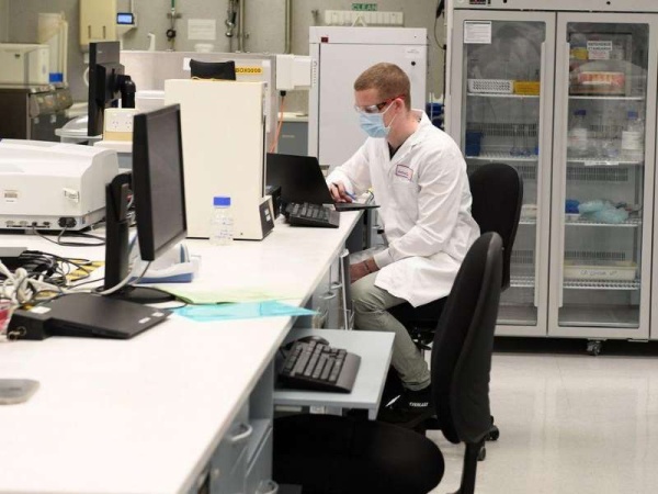 Aseguran que a pesar de detener las pruebas, la vacuna de Oxford podría estar para fin de año