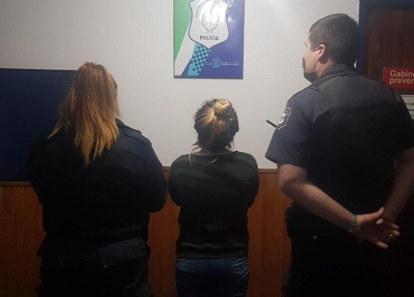 Una mujer de La Plata le pegó una trompada a un policía tras una larga fuga