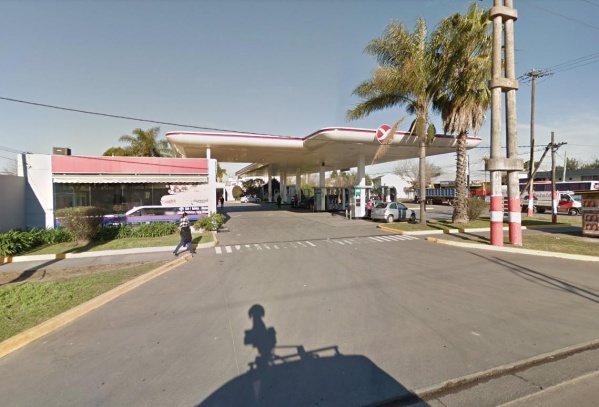 Robaron una estación de servicio de Los Hornos amenazando al empleado con dos tijeras