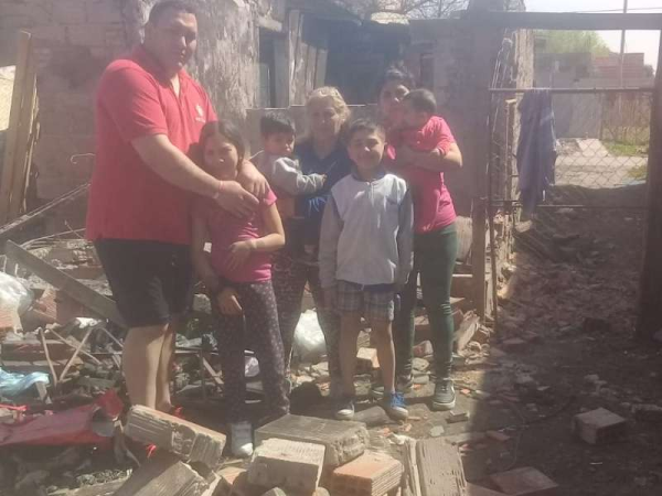 Una mujer con 4 hijos y sin empleo perdió la casa por un incendio en La Plata y ahora vive en un galpón: &quot;Se borraron 35 años de trabajo en segundos&quot;