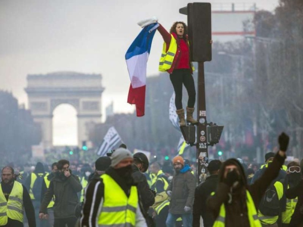 Volvieron los &quot;chalecos amarillos&quot; a Francia: hubo disturbios y protestas masivas