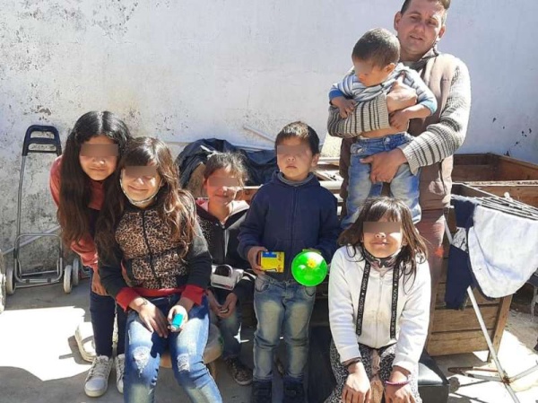 Un padre de familia de La Plata busca trabajo, tiene 6 hijos: &quot;Me preocupa vivir de caridad y dormir todos en un colchón&quot;