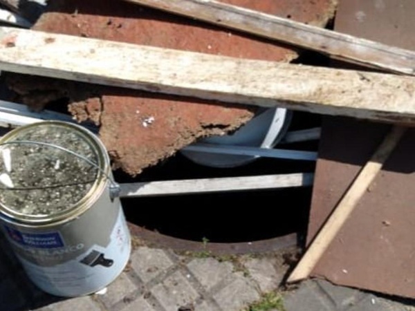 Temor en 115 y 47 por la falta de la tapa de una red cloacal: &quot;Lo tapamos los vecinos, es un peligro para los chicos&quot;