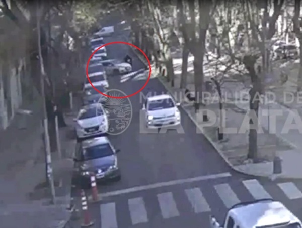 Choque y susto en 2 y 60: salió del garage y nunca vio que venía una moto