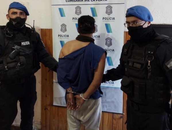 Peleaba con otro hombre en Los Hornos y descubrieron que ya tenía un pedido de captura