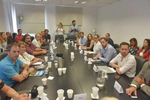 Provincia reabrió la paritaria con los docentes y estatales: el miércoles será el primer encuentro