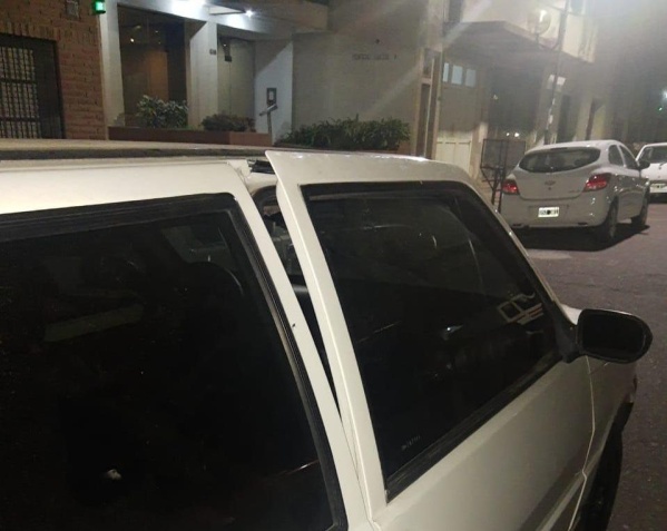 Fue a buscar su auto en 5 y 62 y un joven estaba durmiendo adentro: no le robó nada