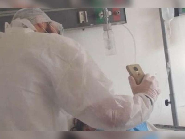 Un médico de La Plata permitió que una mujer a punto de morir se despidiese de sus hijos por videollamada 