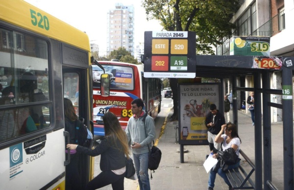 Murió un hombre en La Plata mientras esperaba el micro