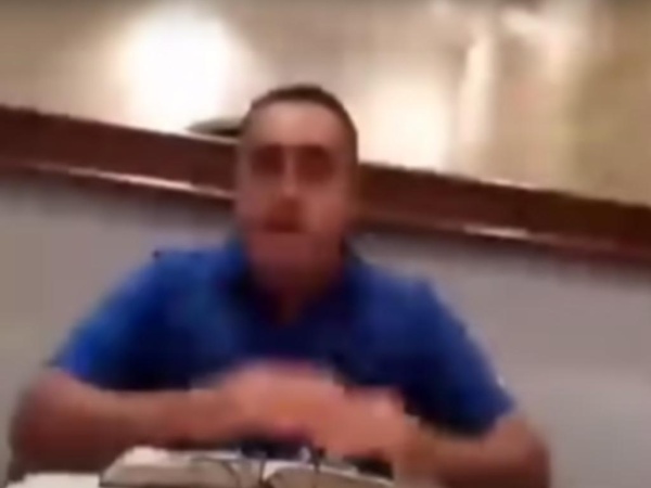 El video de un pastor evangélico que le pegó a su esposa en vivo y siguió como si nada: &quot;Acepten la paz del señor&quot;