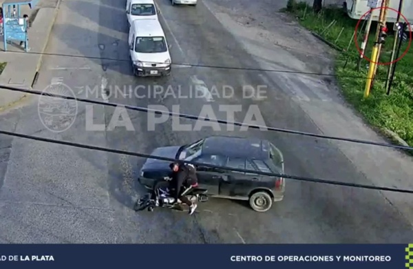 Cruzó en rojo, chocó contra un auto en Camino Belgrano y 426, y terminó muy dolorido