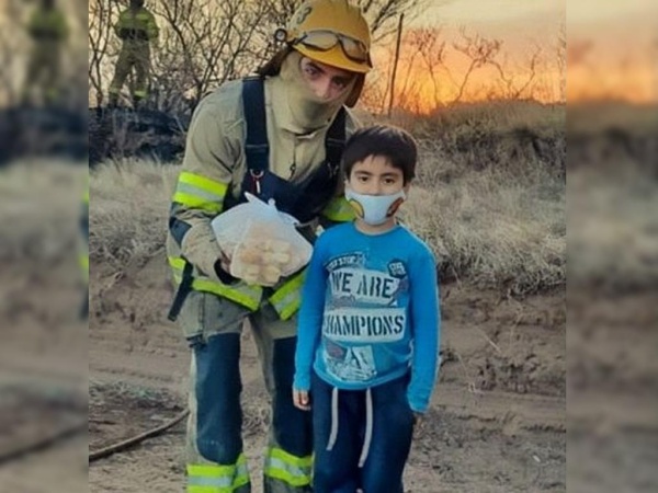 Un niño de 5 años usó sus ahorros para llevarle bizcochitos a los bomberos que combaten los incendios en Córdoba