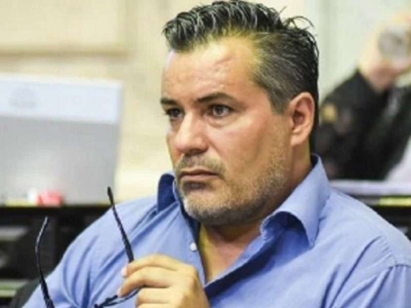 El diputado del escándalo sexual se defendió: &quot;Vino mi pareja a mostrarme cómo le quedaron las prótesis mamarias y le di un beso en la teta, eso fue todo&quot;