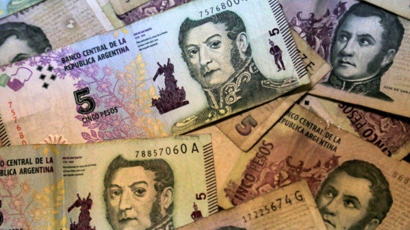 Extendieron el plazo para canjear en los bancos los billetes de 5 pesos