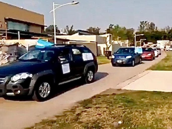 Escrache frente a la casa de Lorenzetti antes de la decisión sobre traslado de los tres jueces designados por el macrismo