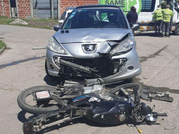 Un motociclista murió tras impactar contra un auto y La Plata se cobró una nueva víctima fatal