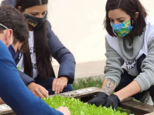 Los comedores platenses le pidieron ayuda a la Municipalidad con comida y les llevaron una mini huerta: &quot;No nos pueden faltar el respeto así&quot;