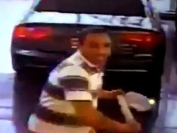 Video: ingresó con un hacha a una concesionaria y destrozó un auto en Rojas