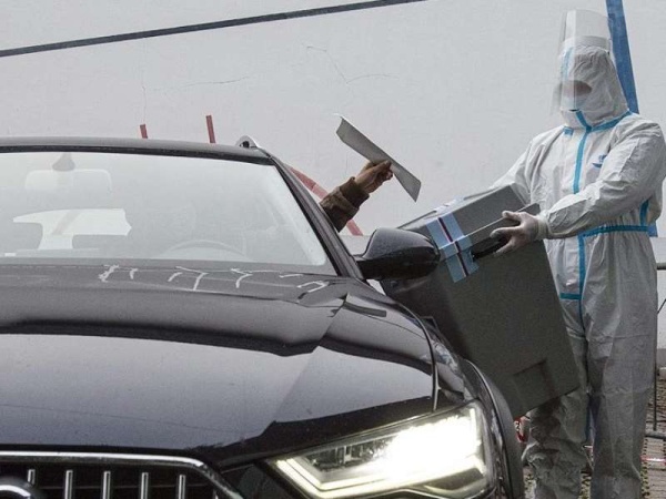 República Checa: las personas contagiadas votan desde el auto en las elecciones