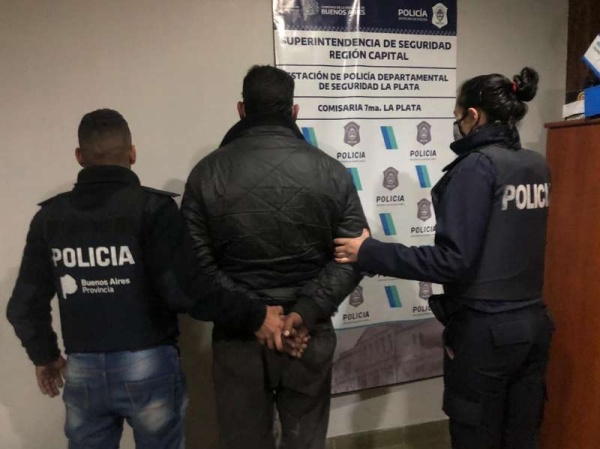 Le pagaron para que diga que robaron la camioneta de un amigo en La Plata pero se puso nervioso y confesó