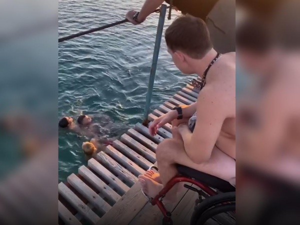Video viral: un hombre en silla de ruedas se tiró al mar para salvar a un joven