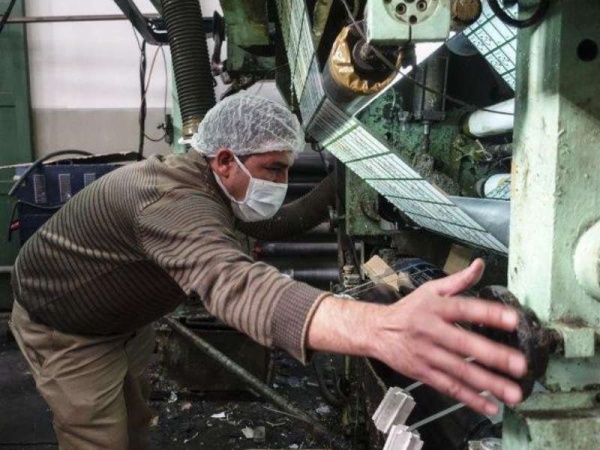 La industria frenó su recuperación en agosto y registró su primera baja mensual 