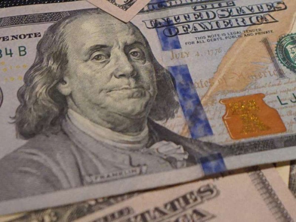 El dólar blue sigue en alza y cerró a $157