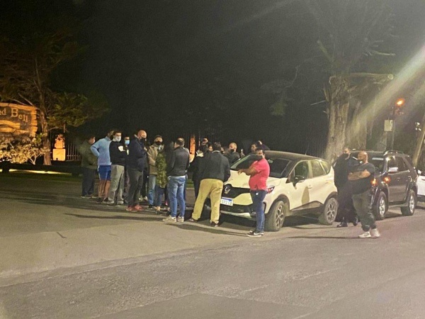 Vecinos de La Plata protestaron en la puerta del country donde vive Julio Garro