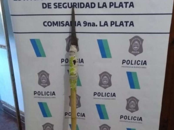 Luego de una discusión en La Plata, se armó una lanza casera para atacar a un jubilado y su hijo