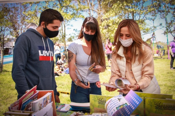 Tolosa Paz participó de una jornada solidaria al aire libre con libros para los más chicos