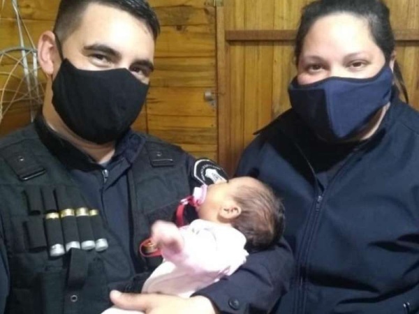 Dos policías salvaron a una bebé que se había ahogado en Ensenada