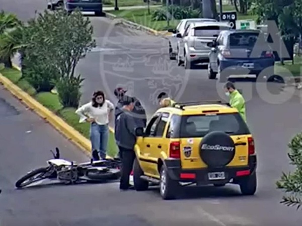 No lo vio: Un motociclista fue hospitalizado tras ser chocado por una camioneta