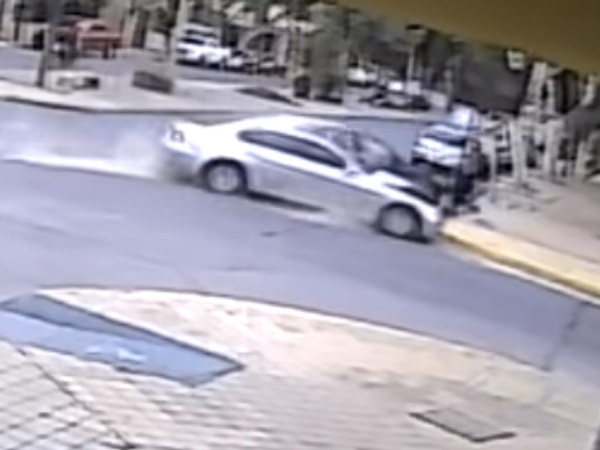 Mendoza: chocaron y atropellaron a una mujer que llevaba a su bebé en un cochecito