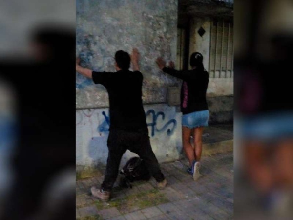Detuvieron a una mujer trans y dos hombres en la zona roja platense al sorprenderlos mientras concretaban una transacci&oacute;n
