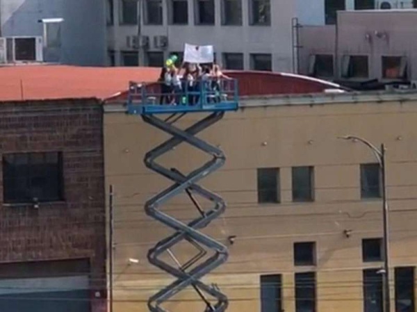 El emotivo video de un grupo de mujeres platenses que alquilaron una grúa para poder ver a su amiga con cáncer