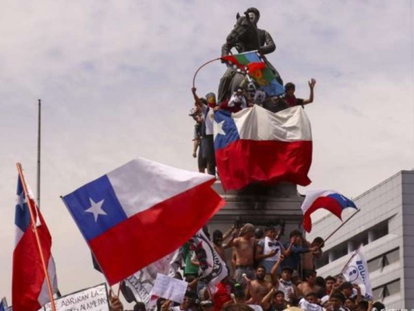 Chile vota hoy si quiere reemplazar la constitución dictada por Pinochet