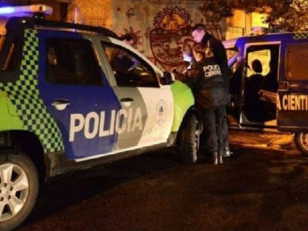Un joven de 23 años asesinó a puñaladas en Los Hornos a su vecino por una discusión