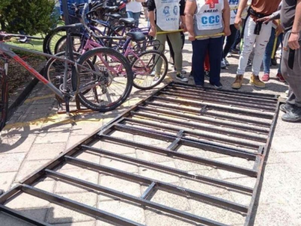 Quisieron tomar la Municipalidad de La Plata y se vivieron momentos de extrema tensión