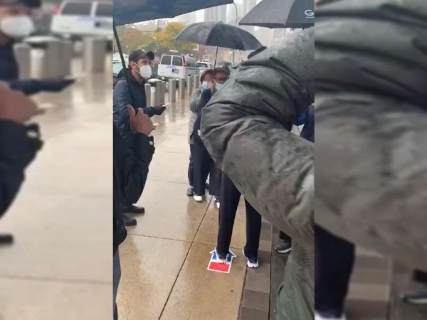 Un famoso actor estadounidense estuvo repartiendo galletitas a los votantes bajo la lluvia