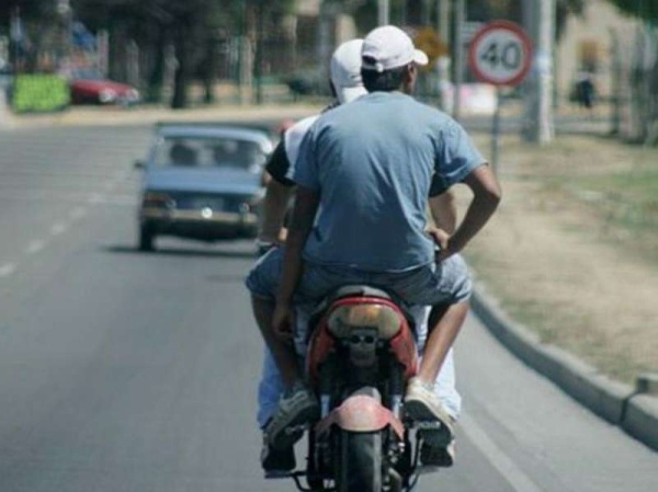 Detienen a dos jóvenes en Melchor Romero por deambular en moto con una pistola de calibre 22